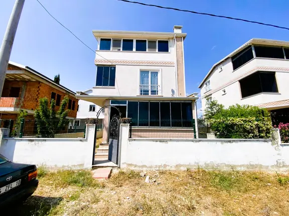 Yeniçiftlikte Deniz Manzaralı 200 M2 Arsa İçerisinde Müstakil İskanlı 4+1 Villa Yazlık 2