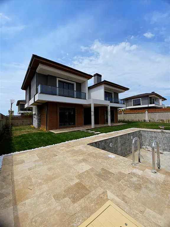 Silivride Özel Havuzlu Modern Mimarili Müstakil Satılık Villa 2