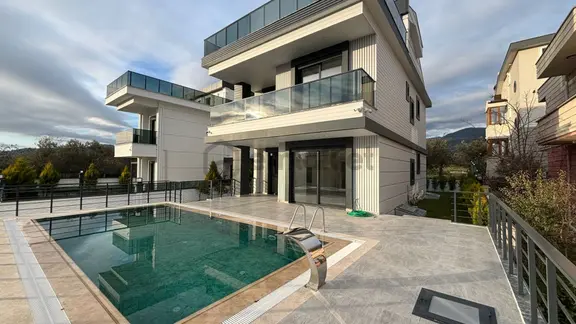 Güre Tahtakuşlar’da Emsalsiz! Deniz Manzaralı, 355 M² Arsada, Özel Havuzlu Ultra Lüks Müstakil Villa 1