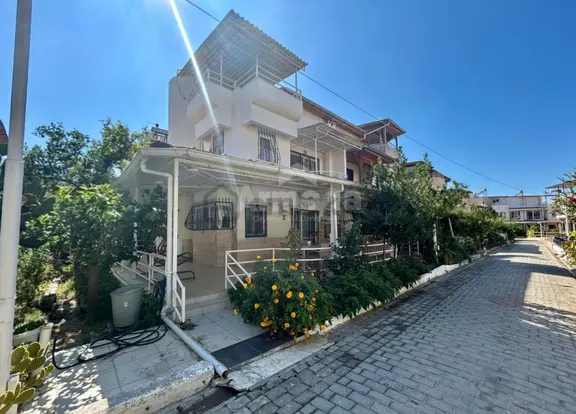 Kuşadası'nda Denize Sıfır Ege Yakası Sitesi'nde Satılık Yazlık 1