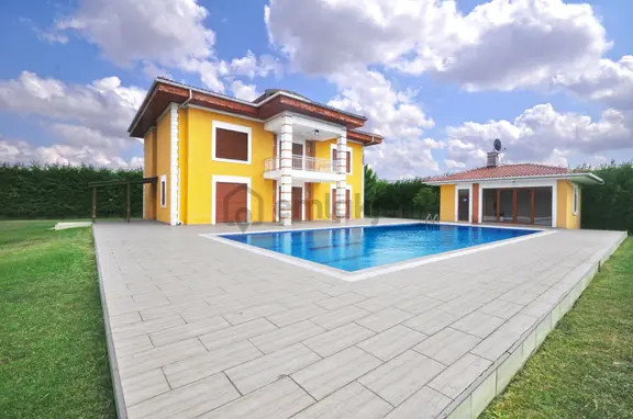 Silivri Selimpaşa'da 12.000m2 Arazi Üzerinde Satılık Lüks Villa 2