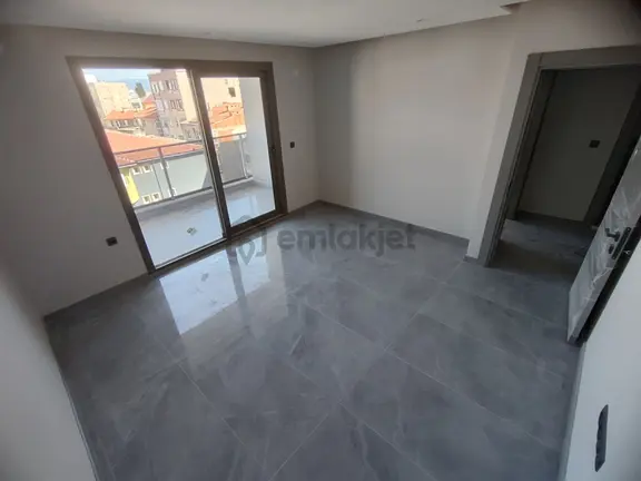 Kardeş'ten Edremit Şht.hamdibey Meydanda Kiralık 1+1 Home & Ofis 2