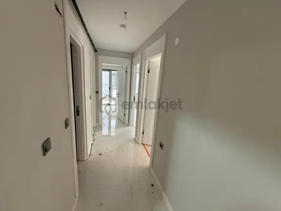 Vatan'dan Bağlarbaşı'nda Cadde Yakını Sıfır Binada Orta Kat Megalüks Yapılı 2+1 Satılık Daire 2
