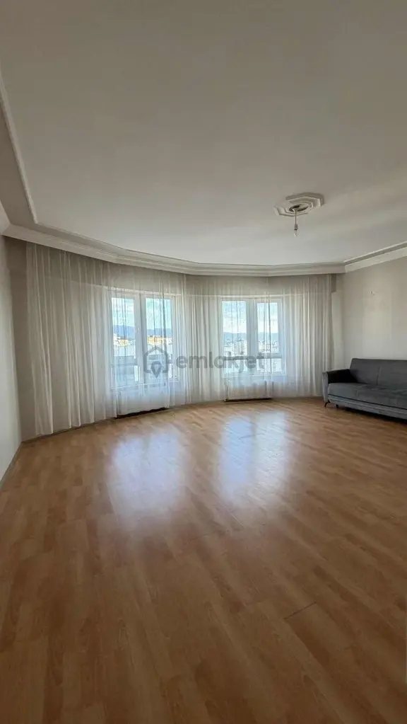 Çarşı Merkezde Kapalı Otoparklı 3+1 Kombili Daire 1