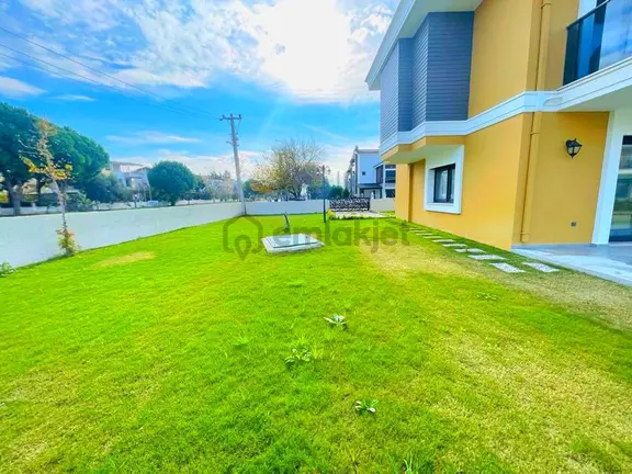 Kuşadasında Plaja Yakın Havuzlu Sitede Köşe Konumlu Tek Müstakil Sıfır Villa 2