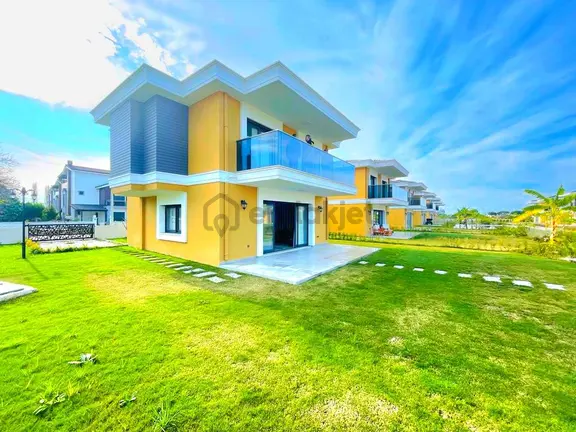Kuşadasında Plaja Yakın Havuzlu Sitede Köşe Konumlu Tek Müstakil Sıfır Villa 1