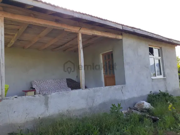 Yankı'dan Pazar Erkilet Mh. De Suyu Olan 3.567m2 Bahçeli Bağ Evi 2
