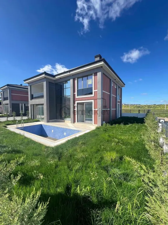 Çorlu Önerler'de Site İçi Mütakil Havuzlu Villa 1