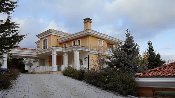 Gölbaşı İncek'de Yeşil Alanlarla Çevrili Prestijli Satılık Villa 2