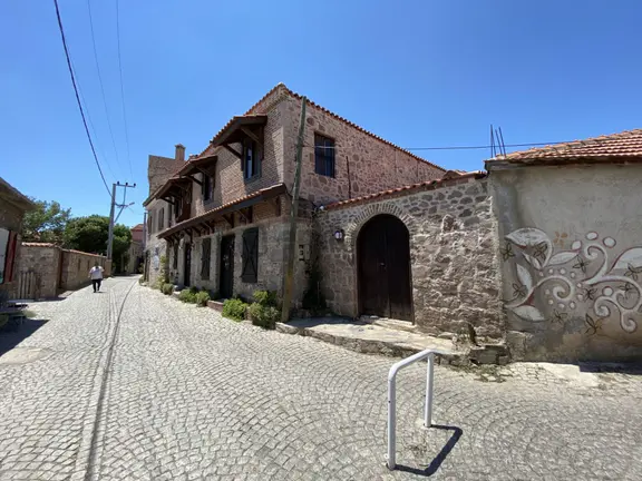 Balıkesir Ayvalık Kucukkoy De Satılık Taş Bina.tarihi Eser 1