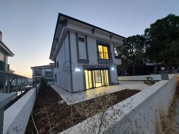 4+1 Denize 100m Müstakil Muhteşem Villa Ayrı Mutfak Giriş Katta Oda +dev 2