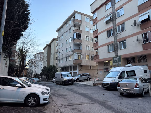 Merdivenköy’de Merkezi Konumda Satılık 3+1 Daire 2
