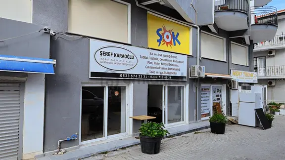 Çeşme Merkezde Kurumsal Kiracılı Tek Tapu 2 Dükkan Satılıktır 1