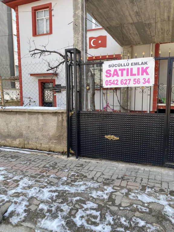 Sücüllü Emlaktan Satılık Ö. Park Hastanesi Yakınında Müstakil 2 Katlı Ev 2