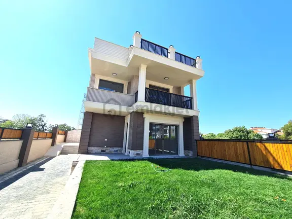 Akçay Artı Emlak'tan Cennetayağı'nda Satılık 6+2 Lüks Villa 2