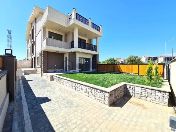 Akçay Artı Emlak'tan Cennetayağı'nda Satılık 6+2 Lüks Villa 1