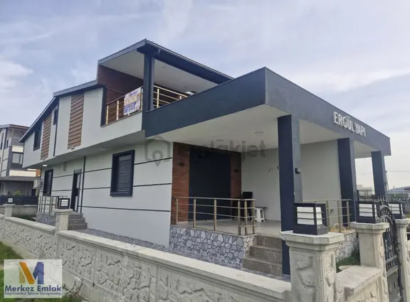 Merkez'den 3+1 Üç Cephesi Bahçeli Satılık Villa 1