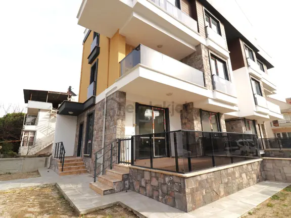 Aygül'den Burhaniye Bahçelievler'de Müstakil Tadın'da Geniş Bahçe Kullanımlı Sıfır 1+1 Satılık Daire 1