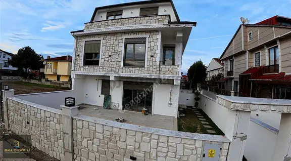 Balcıoğlundan Muhtsem Konumda Havuzlu-havuzsz Genş Bahçeli Villa 1