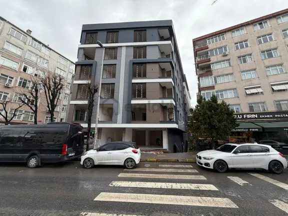 B.evler Ferit Selim Paşa Caddesi Üzeri 2 Katlı Depolu Dükkan 1