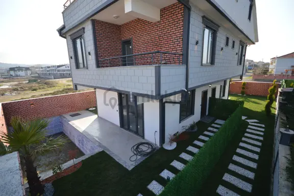 Kocaali Sahilde Müstakil Bahçeli Havuzlu Şık Villa Okyanustan 1
