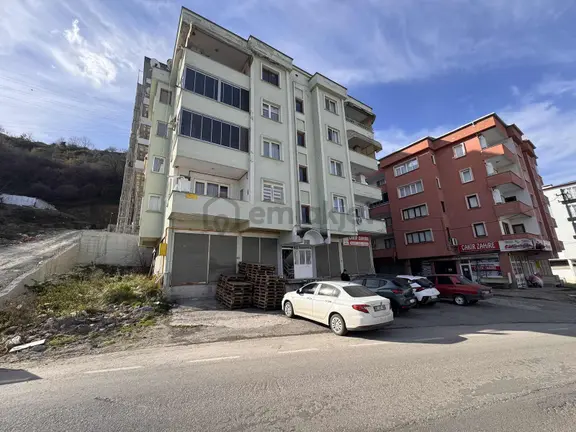 Yağmur Emlaktan Satılık Cadde Cepheli 3+1 Daire 1