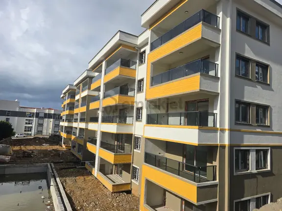 Değirmenderede Doğalgazlı Asansörlü Otoparklı Havuzlu Panjurlu Yerden Isıtmalı 1+1 2+1 Daireler 2