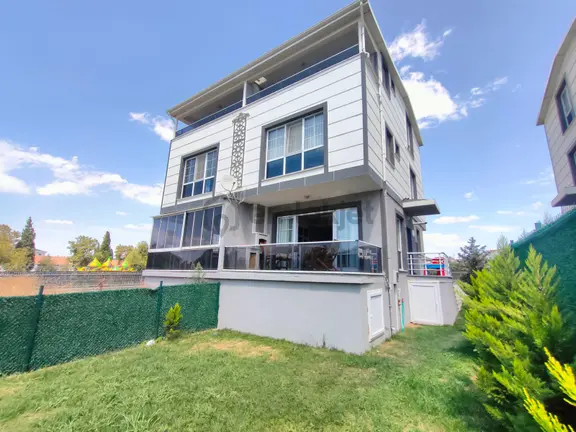 Yeniçiftlik Merkezde Sağlık Ocağının Dibinde Merkezi Konumlu Villa 1
