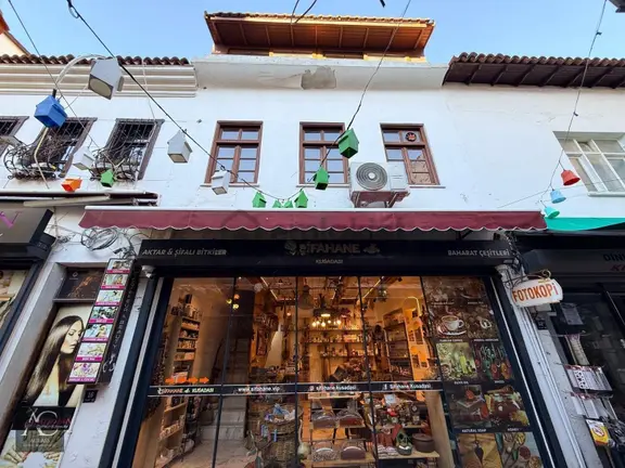 Aclass'dan Kusadası Çarşı İçerisinde Sahıle 50 M -satılık Masrafsız 3 Katlı İş Yeri (takasa Açık ) 1