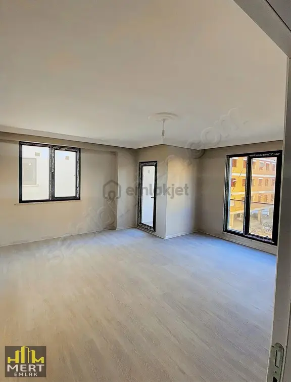 Yenidoğanda 2+1 Sıfır Binada Geniş Kullanımlı Fırsat Daire 1