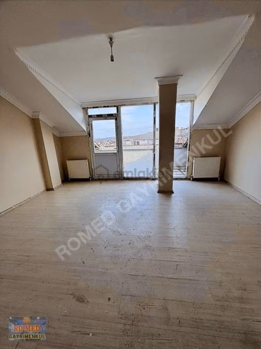 Arnavutköyde Kıralık Çatı Katı 1