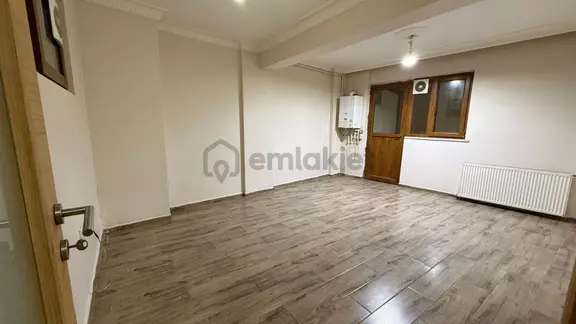 Emlak Uzmanı'ndan Zeytinburnu Yendioğan'da Cadde Üzeri 13 Yıllık Asansörlü Bodrum Daire 1
