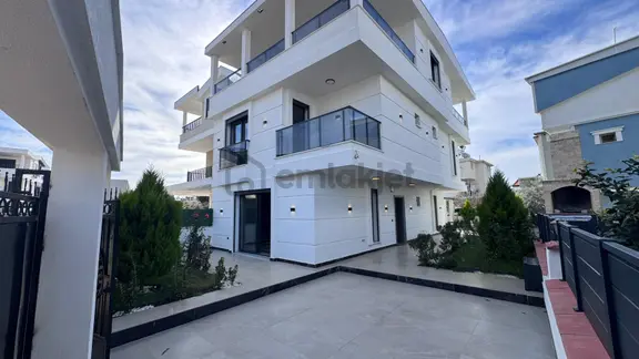 Aydın Didim Altınkum’da Lüks Ve Devasa Havuzlu Otoparklı 5+1 Villa 2