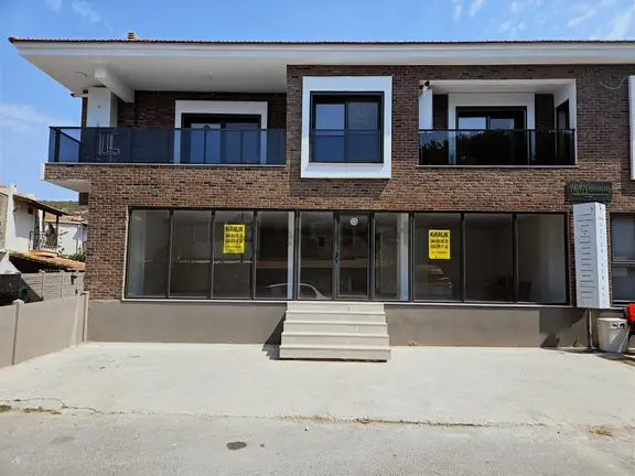 Yenifoça'nın Merkezinde Sahile Yakın İki Katlı Kiralık İş Yeri 1