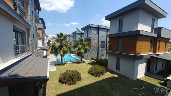 İzmir Seferihisar Payamlı’da 3+1 Havuzlu Site İçerisinde Satılık Trıpleks Yazlık 1
