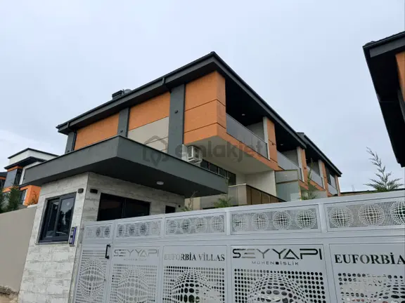 Önelerde 3+1 - Site İçerisinde Güvenlikli Satılık Sıralı Villa 1