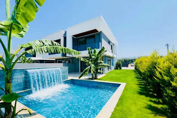 Kuşadası Davutlar'da Müstakil Havuzlu Satılık 3+1 Villa 1