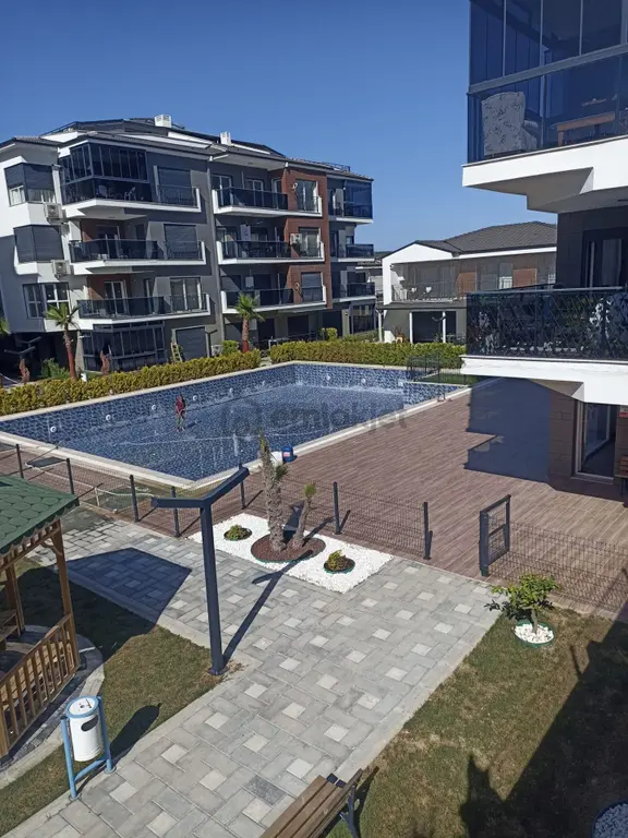 Kuşadası Değirmendere'de Havuz Cepheli Satılık 2+1 Daire 2
