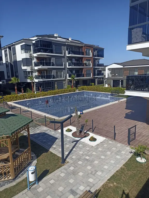 Kuşadası Değirmendere'de Havuz Cepheli Satılık 2+1 Daire 1