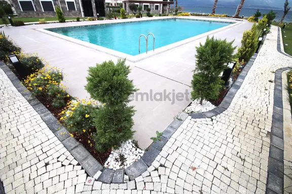 Burhaniye Pelitköy'de Aygülden Denize Sıfır Nezih Site İçi Havuzlu Bahçe Kullanımlı 2+1satılık Daire 1