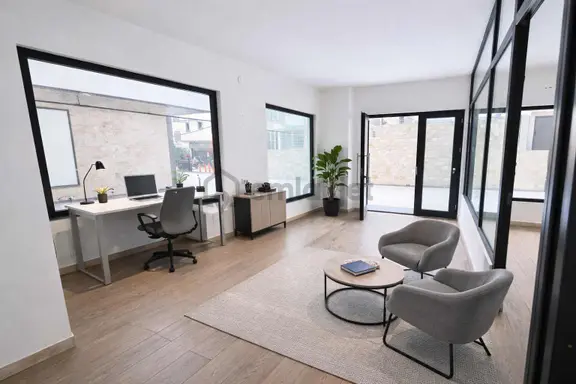 Kuşadası Merkezde Ofis & Büro Uygun Kiralık Boş Dükkan 2