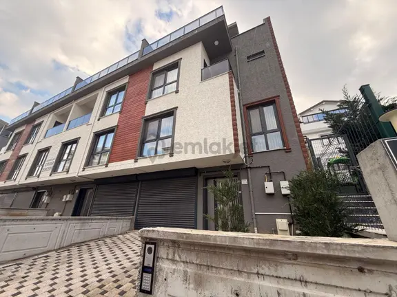 B.m Real Estate Satılık 3 Katlı Bahçelı Mustakıl Ev 1