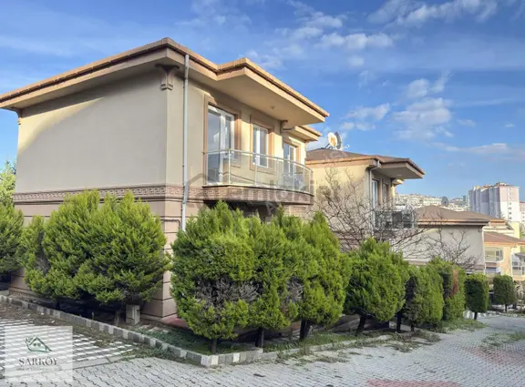 Hürriyet Mah.site İçinde Havuzlu 3 Katlı 220 M² Net Villa 1