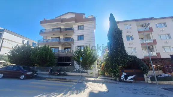 Kuşadası Ege Mahallesinde Satılık Bahçe Katı Geniş Daire 1