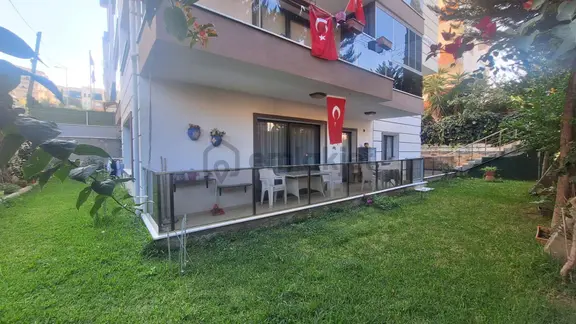 Kuşadası Ege Mahallesinde Satılık Bahçe Katı Geniş Daire 2