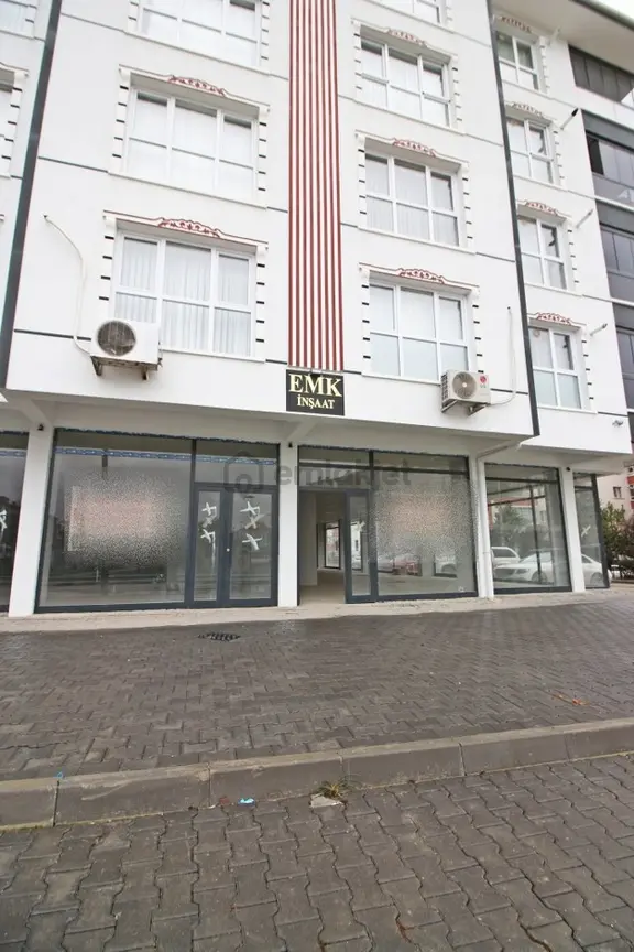 Gamze Emlak'tan Kıbrıs Caddesi'nde 320m² Köşe Başı Dükkan! 2