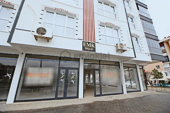 Gamze Emlak'tan Kıbrıs Caddesi'nde 320m² Köşe Başı Dükkan! 1