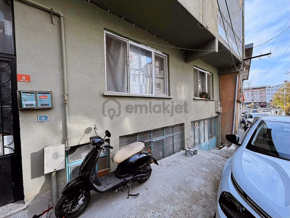 İhsaniye'de Müstakil Tapulu Bahçeli 3 Katlı 3 Daire 1 Depo 2