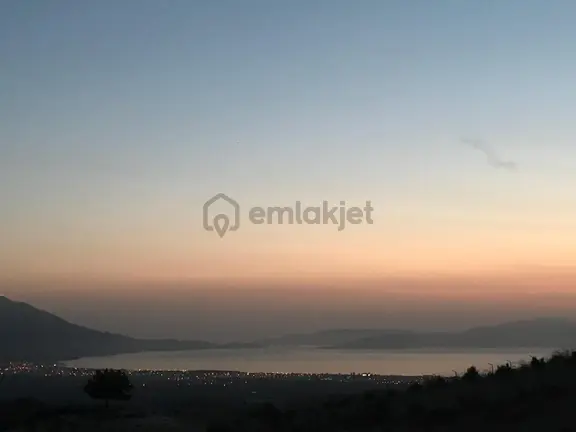 Kuşadası Caferli’de 61.000 M² Teraslanmış, Altyapısı Hazır, Körfez Manzaralı Yatırım Arazisi 1