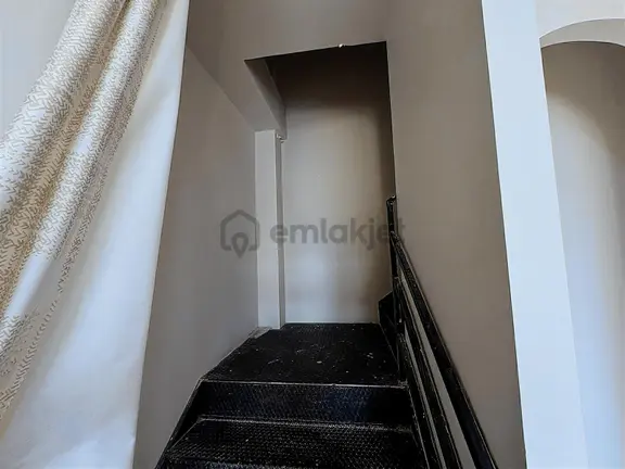 Millet Mah'de Devren Kiralık 160 M2 Dükkan - İşyeri 2